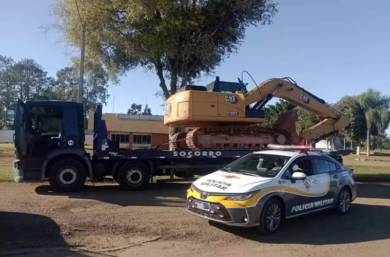 Motorista é preso em flagrante transportando retroescavadeira roubada em rodovia de Avaré