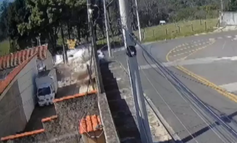 Motorista em alta velocidade derruba muro e invade condomínio em Sorocaba — veja o vídeo chocante!