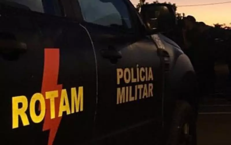 Motorista faz cavalo de pau em Maceió, bate em árvore, foge e é preso ao voltar para buscar carro