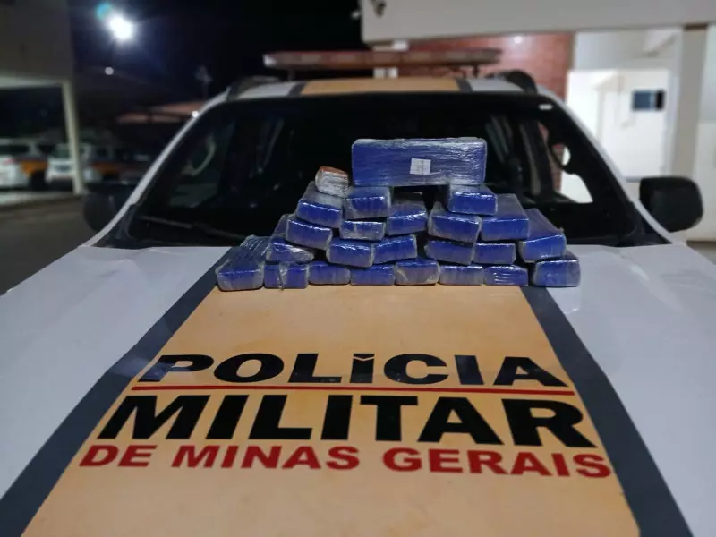 Motorista faz zigue-zague na LMG-626 e acaba flagrado com carga de maconha em MG