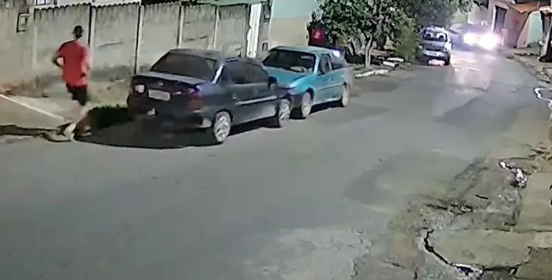 Motorista grita 'Sai da frente!' e corre atrás de veículo desgovernado em ladeira; motociclista e carro são atingidos | Vídeo chocante