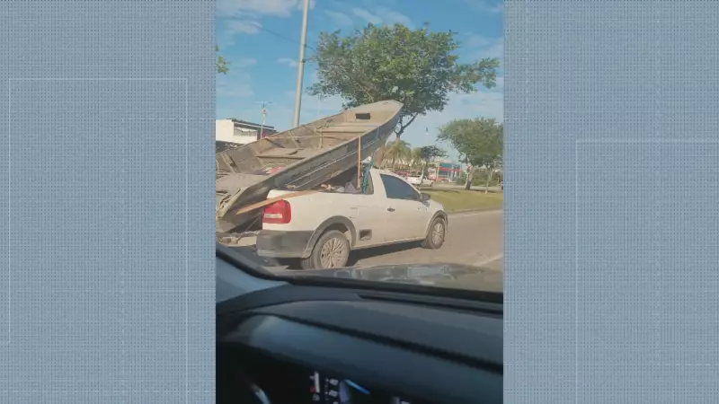 Motorista improvisa transporte de barco em carro de passeio e vira sensação nas redes — veja o vídeo!