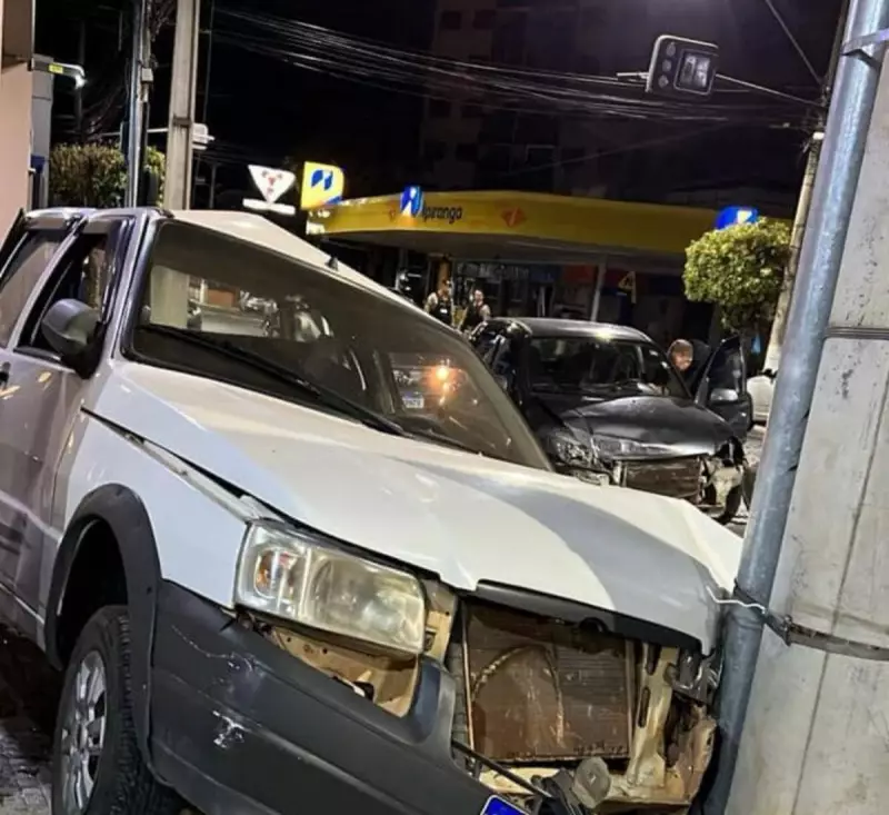 Motorista perde controle e causa destruição em série de veículos estacionados em MG; assista ao vídeo