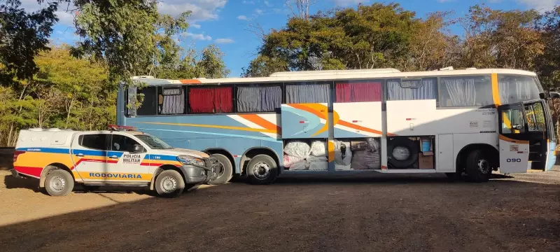 Motorista sem CNH flagrado trocando de lugar em ônibus com produtos irregulares na BR-135