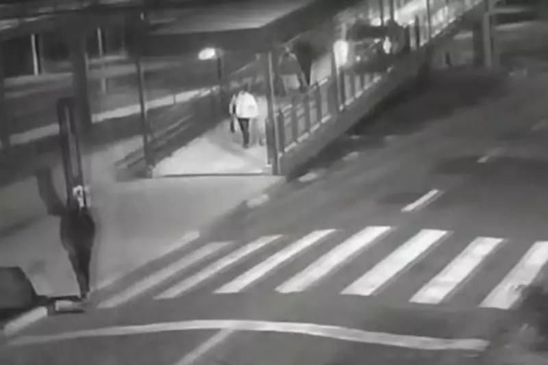 Motoristas confundem sinalização e invadem passarela de pedestres em Campinas; veja o vídeo