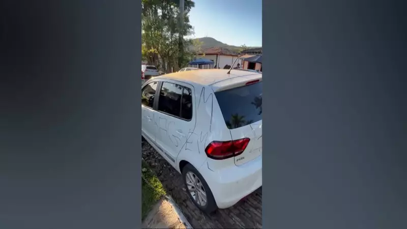 Motoristas têm carros pichados ao estacionar em local proibido em Goiás — veja o vídeo