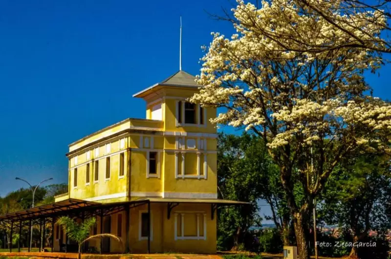 MP-SP busca solução para famílias que ocupam casas na estação ferroviária de Piraju