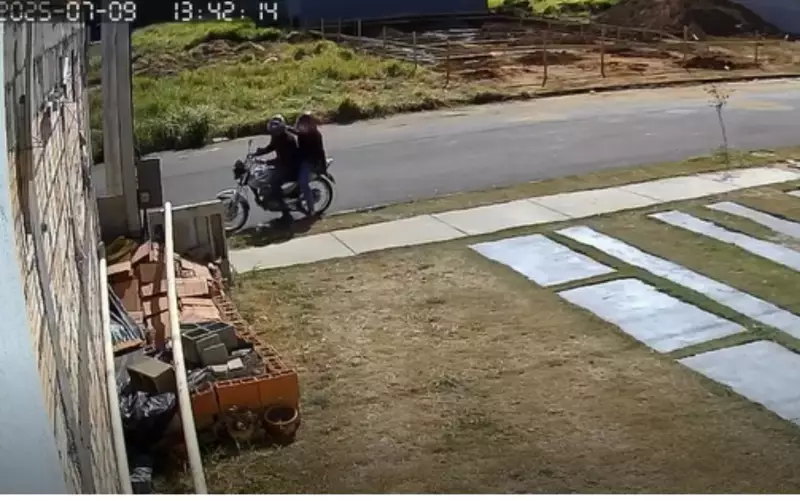 Mulher abandona cachorro em terreno baldio em Franca, SP: caso choca moradores