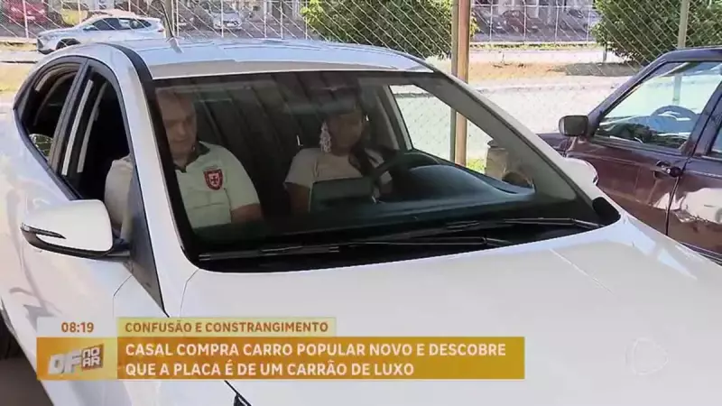 Mulher compra carro popular novo e descobre placa de veículo de luxo — entenda o caso
