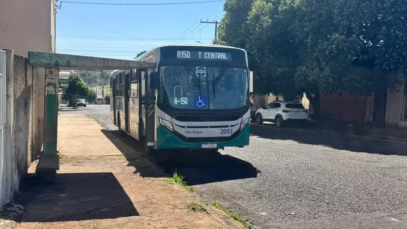 Mulher é agredida com revólver e assaltada em ponto de ônibus em Uberlândia — Veja detalhes