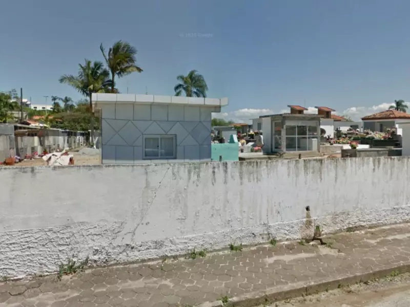Mulher é detida após profanar túmulo e espalhar ossadas em via pública de SC — Caso choca comunidade