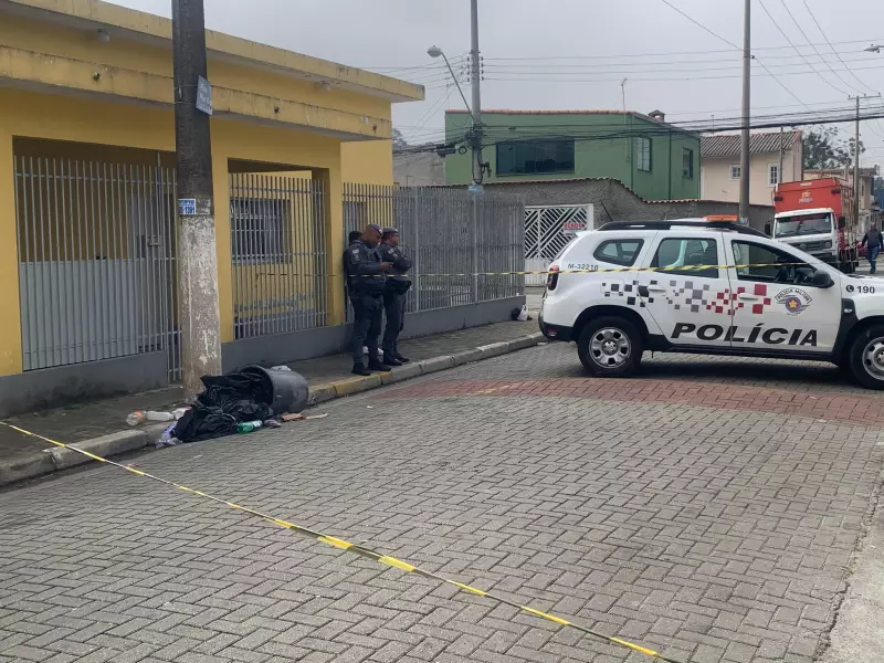 Mulher é encontrada morta dentro de lixeira em Poá: caso choca moradores