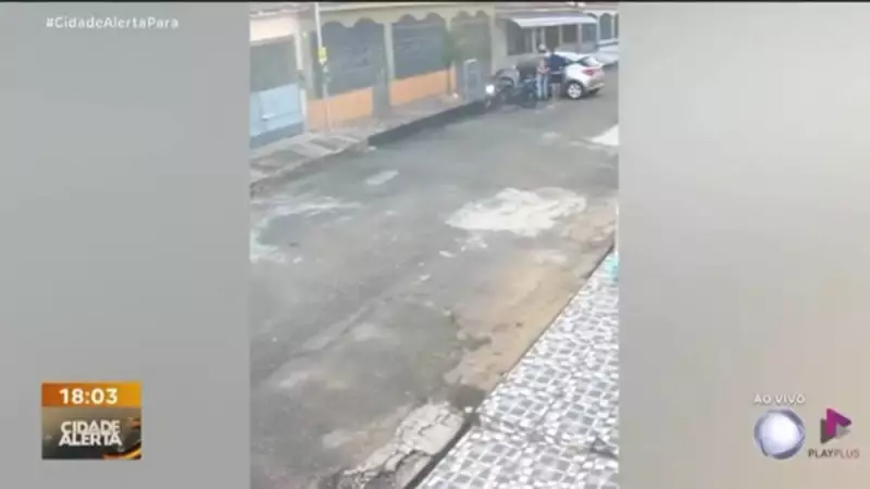 Mulher é encurralada por criminosos e tem carro roubado em assalto violento