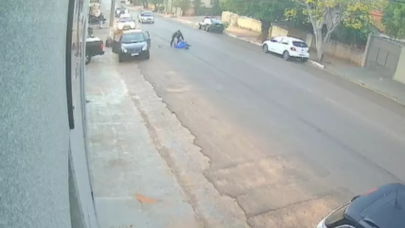Mulher fica ferida após ser atropelada por moto em avenida de Auriflama; veja o vídeo