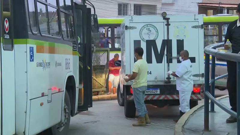 Mulher morre atropelada por ônibus dentro do Terminal Integrado de Xambá, em Olinda