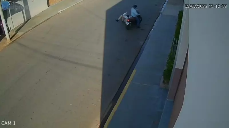 Mulher se fere gravemente após moto colidir com linha de pipa em Itapetininga, SP