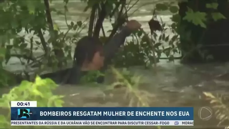 Mulher sobrevive a enchente nos EUA agarrada a árvore — veja o resgate dramático!