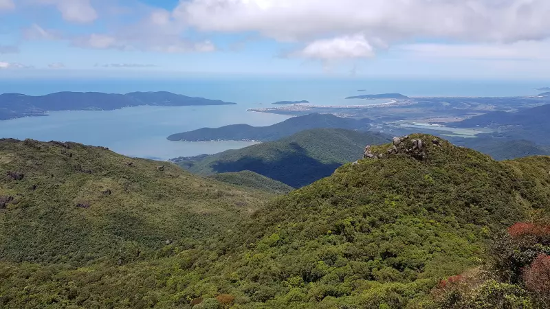 Mulher sofre queda em trilha no Morro Cambirela e é resgatada de helicóptero em Santa Catarina