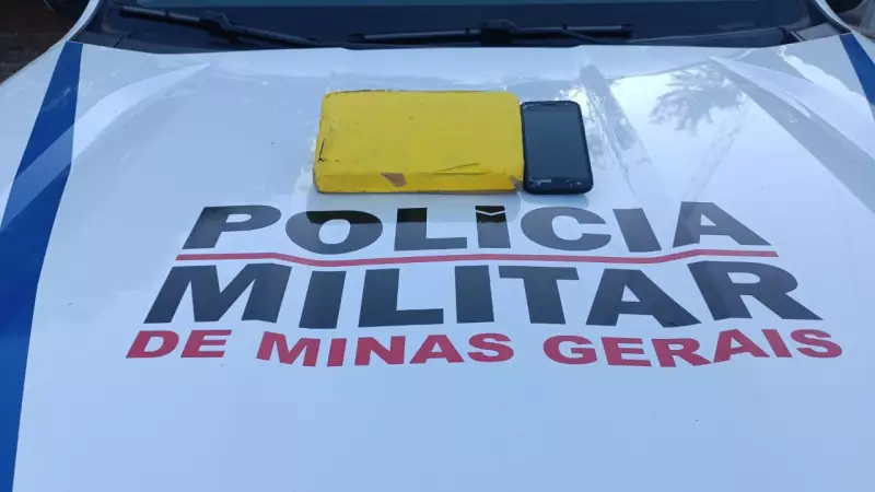 Mulher usa os pés para esconder cocaína em blitz policial — veja o flagrante inusitado