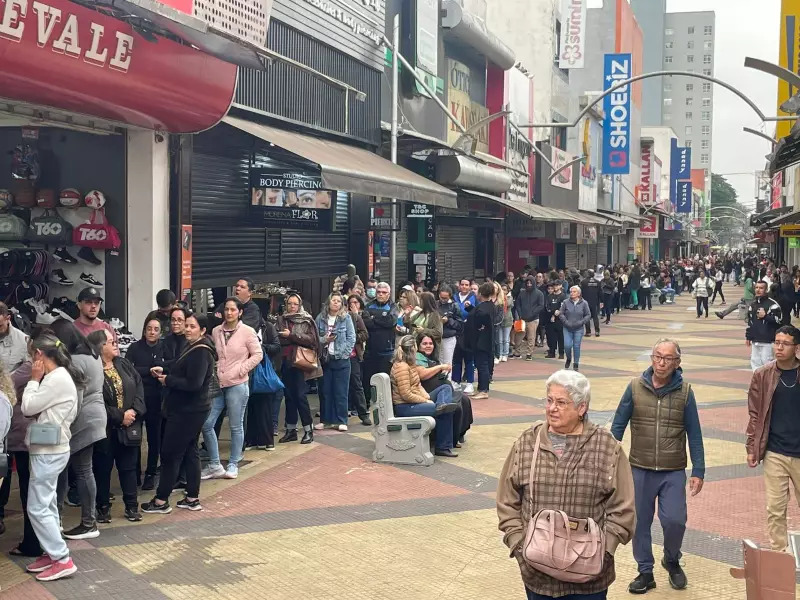 Multidão se aglomera em São José dos Campos para inauguração de loja no Calçadão