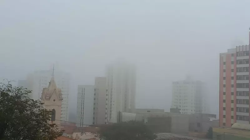 Neblina intensa cobre prédios em Piracicaba: entenda o fenômeno comum no inverno