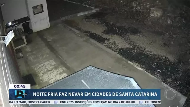 Neve em Santa Catarina: cidades registram fenômeno raro na noite de segunda-feira