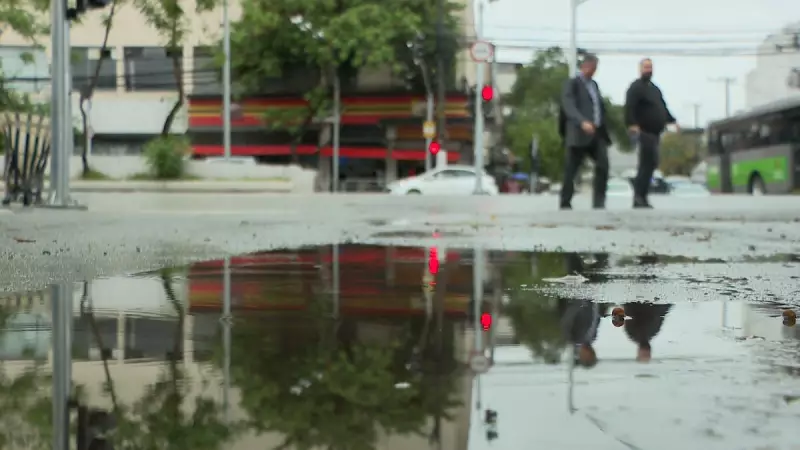 Nevoeiro transforma São Paulo em cenário de filme enquanto alertas climáticos disparam