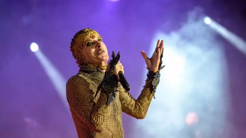 Ney Matogrosso homenageia Cazuza em pocket show emocionante