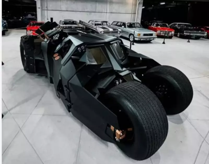 Neymar adquire réplica do Batmóvel: veja detalhes do carro dos sonhos que não pode rodar nas ruas