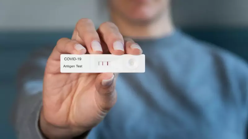 Nova variante da COVID avança no Reino Unido com sintoma inusitado: o que sabemos?