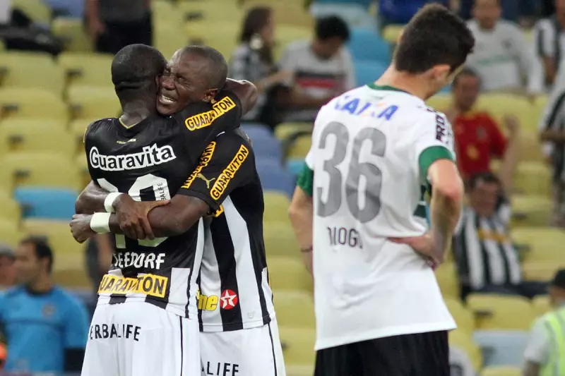 Novo atacante do Figueirense revela ambição e conexão especial com Seedorf