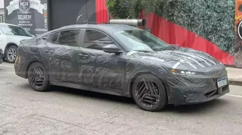 Novo Nissan Sentra é flagrado em testes pelo Brasil, mas design ainda é segredo