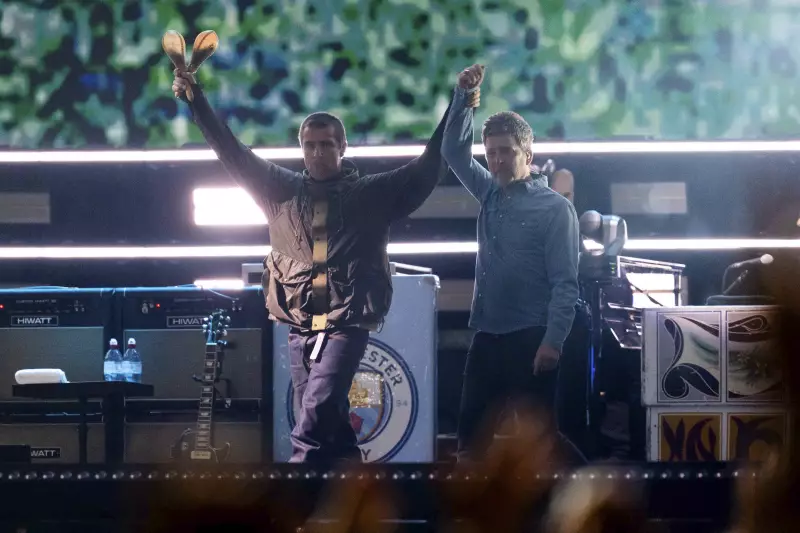 Oasis volta aos palcos e emociona fãs em Cardiff com sucessos e homenagem a Diogo Jota