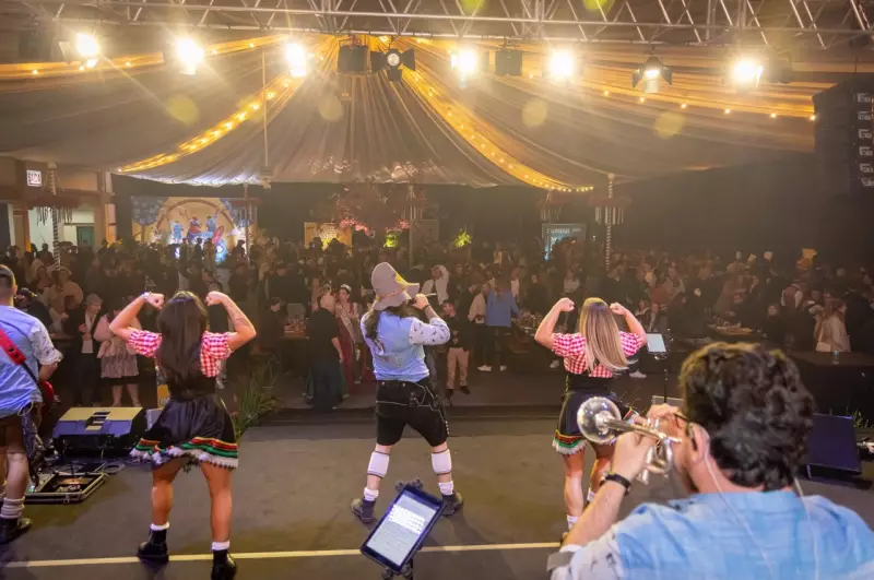 Oktoberfest 2025 em Blumenau: Dança toma conta do pavilhão e anima visitantes