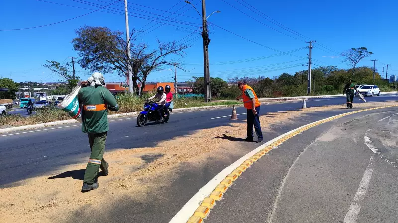 Óleo na Ladeira do Uruguai em Teresina causa queda de seis motociclistas; um tem fratura exposta