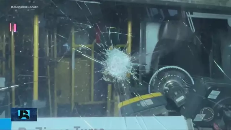 Onda de vandalismo assusta São Paulo: 14 ônibus atacados em uma única madrugada