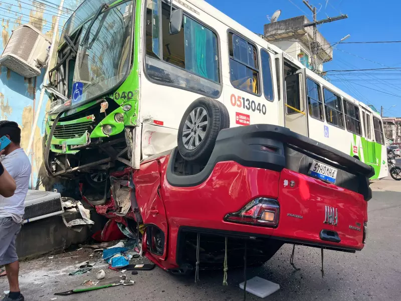Ônibus capota sobre carro em Manaus: veja o que aconteceu no cruzamento da Zona Oeste