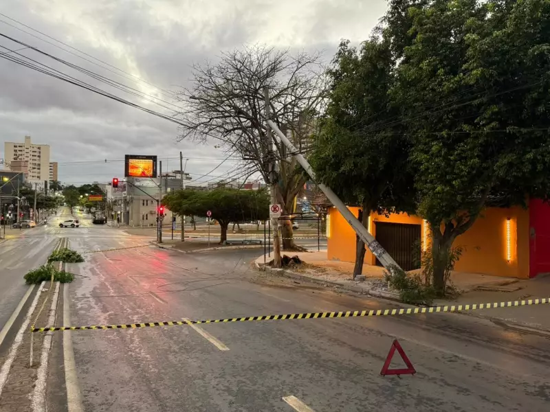 Ônibus colide com poste de iluminação em avenida movimentada de Montes Claros