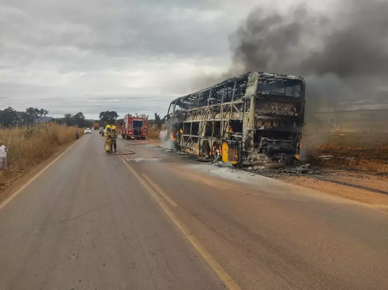 Ônibus com 57 passageiros pega fogo e é destruído em rodovia de Minas Gerais