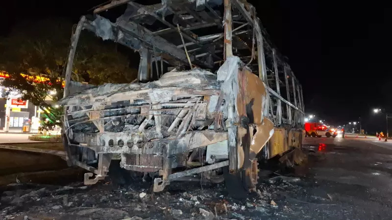 Ônibus com integrantes de quadrilha junina pega fogo no Acre; passageiros saltam pelas janelas para escapar
