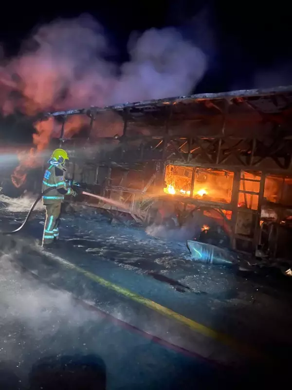 Ônibus de turismo pega fogo após colisão com carreta na BR-262, em Minas Gerais