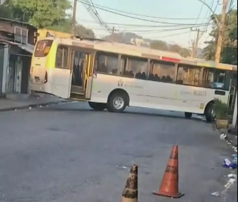 Ônibus é sequestrado por traficantes e vira barricada em Costa Barros, no Rio
