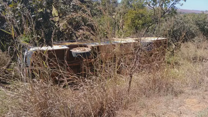 Ônibus escolar capota em Planaltina: motorista e quatro crianças são levadas ao hospital