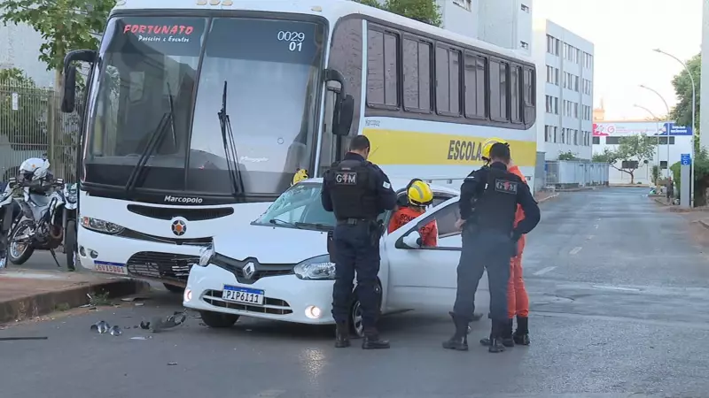 Ônibus escolar colide com carro de aplicativo no Cruzeiro Novo: veja o estrago e como ficaram os envolvidos