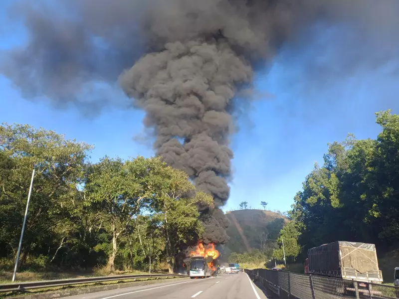 Ônibus escolar pega fogo na Via Dutra em Piraí e interdita pista — veja o vídeo