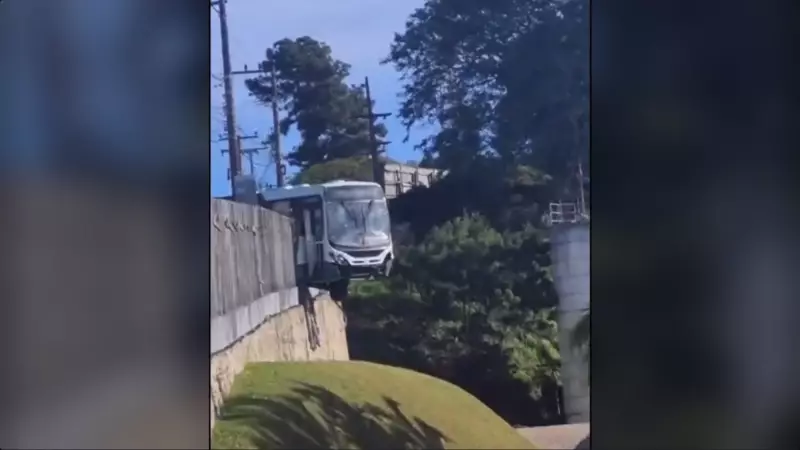 Ônibus fica pendurado em avenida de Florianópolis após acidente; veja o vídeo