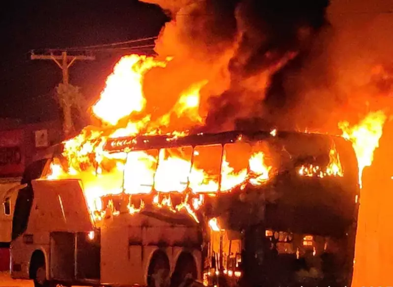 Ônibus pega fogo após pane elétrica em Tucumã, no Pará: passageiros escapam ilesos