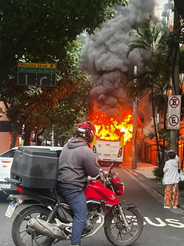 Ônibus pega fogo em pleno Leblon: passageiros escapam por pouco em incidente assustador