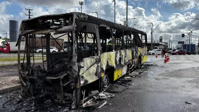 Ônibus pega fogo no bairro Forquilha, em São Luís: veja vídeo e detalhes