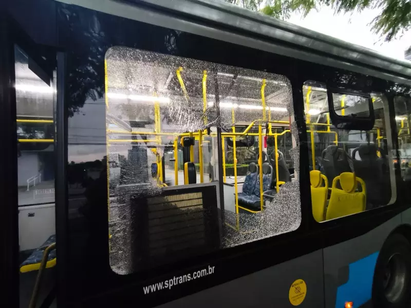 Ônibus são alvo de ataques com pedras na Zona Sul de SP e em Taboão da Serra